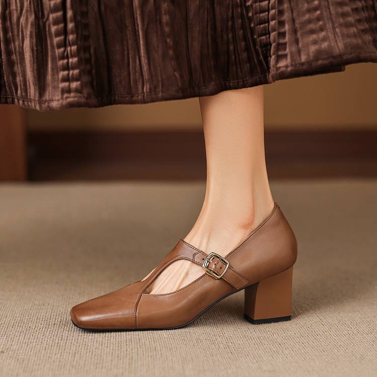 Aria 本革スクエアトゥパンプス